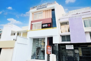 Un hotel llamado 'Hotel Lakshya' con un cartel de 'OYO' que indica una colaboración o presencia de marca.