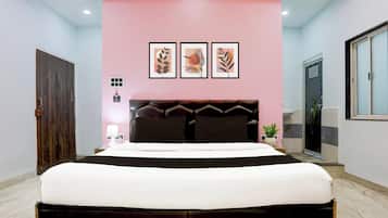 Quarto com cama, cabeceira, ar-condicionado fixado na parede, porta e janela.