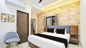 Un dormitorio moderno con cama, una silla, ventilador de techo y ventana con cortinas.