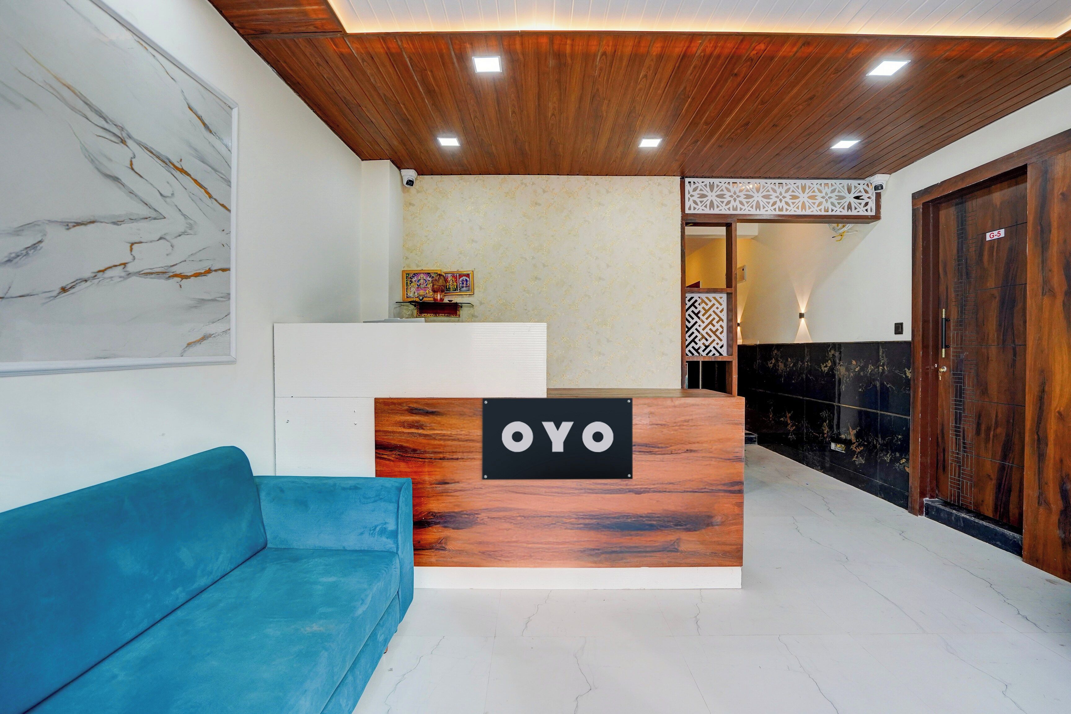 Una recepción con detalles de madera y un cartel que dice 'OYO'.