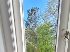 A window with a view of a tree and a clear sky. - Holiday Apartment in Wyk on Fohr With Wi-fi (Wyk auf Foehr)