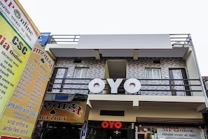 Un edificio con el letrero 'OYO' bien visible.