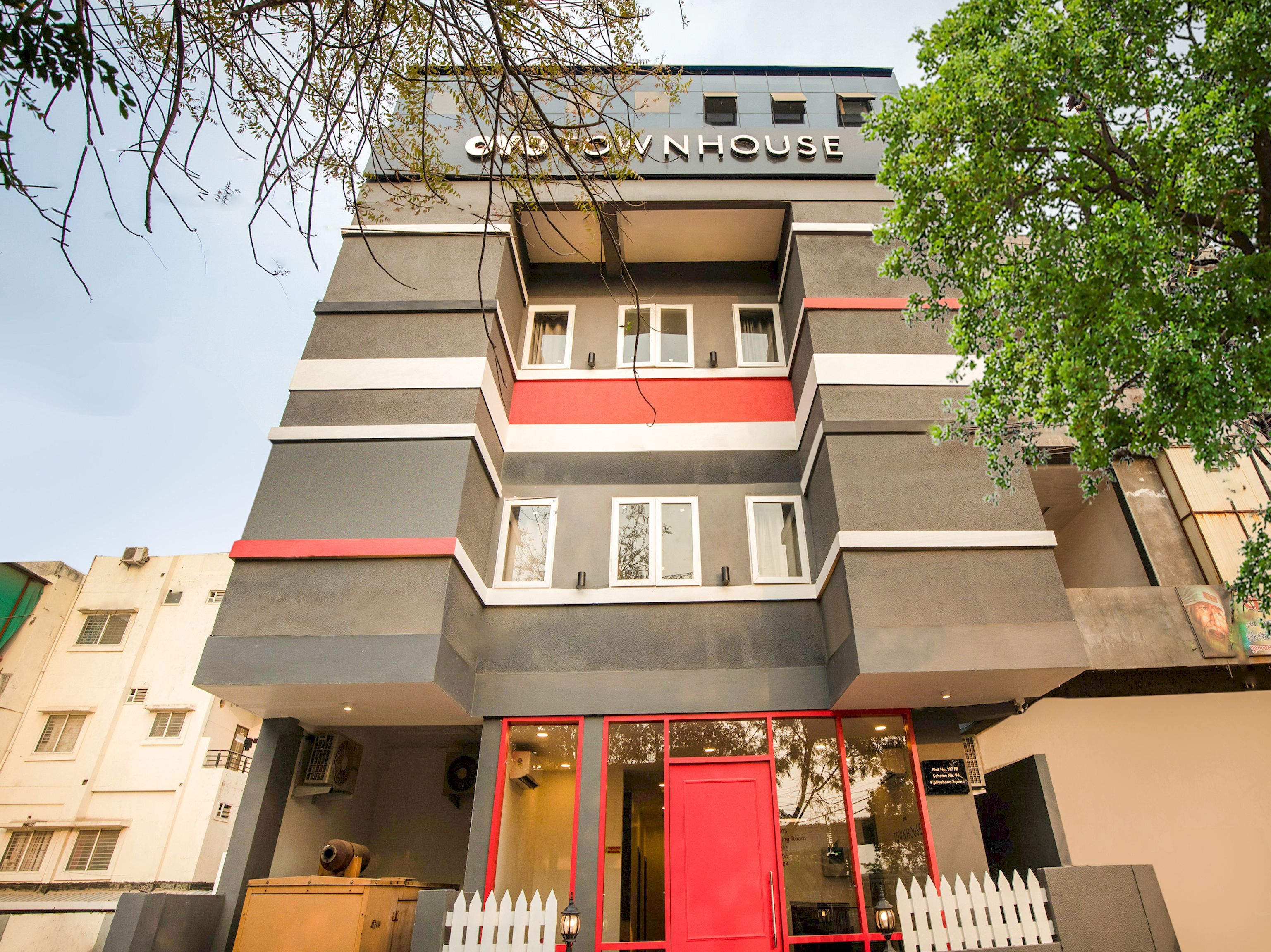 A building with a sign reading 'VNHOUSE' and a red door.