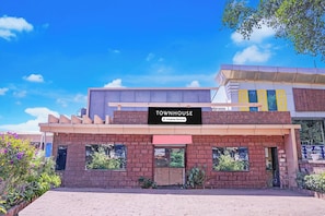 Un edificio con un letrero que dice 'TOUMHOUSE Company Serviced'.