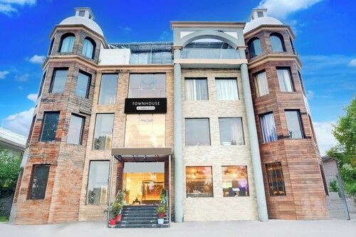 Townhouse by OYO Brahma Sarovar