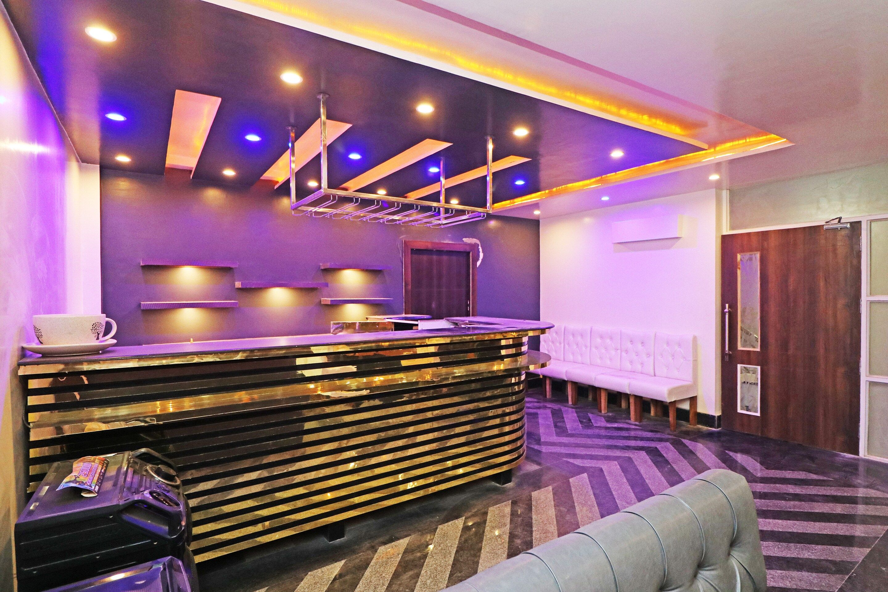 Un área de recepción de diseño moderno, con mostrador de recepción, zona de estar y piso estampado.