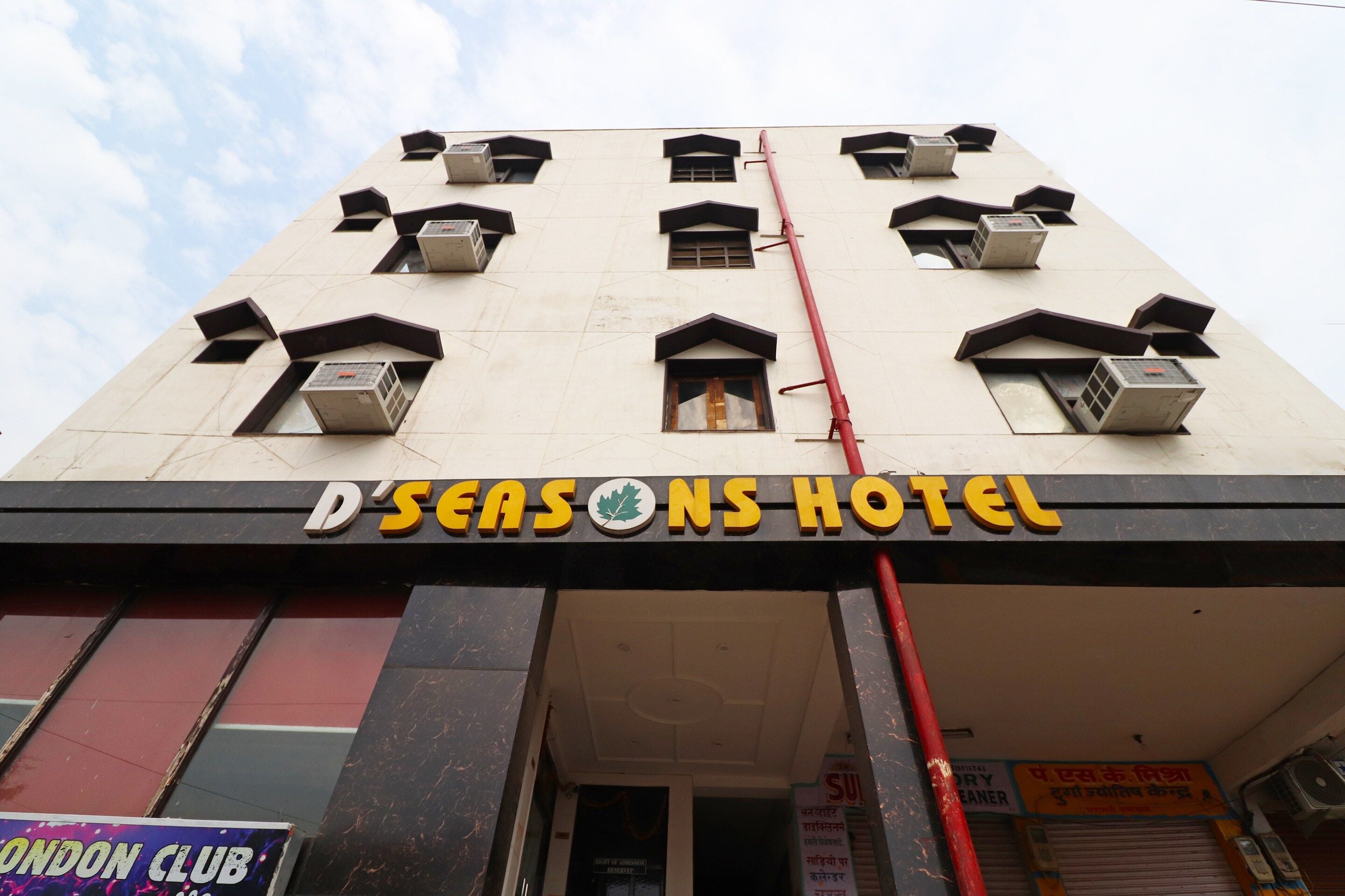 Un hotel con un letrero que dice 'D'SEASONS HOTEL' y varias unidades de aire acondicionado en la fachada.
