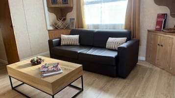 Una sala de estar moderna con un sofá, una mesa de centro y un aparador.