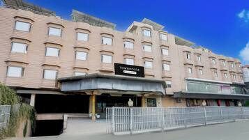 A multi-story hotel with a sign indicating it is company-serviced.
