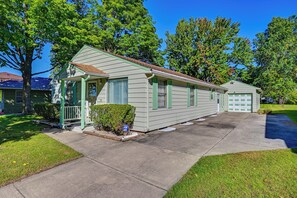 A single-story house with a front porch, a garage, and a well-maintained lawn. - 1 Mi to Notre Dame & Dtwn: Charming Home w/ Yard (South Bend)