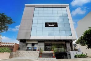 Un edificio moderno con un letrero que dice 'TOWNHOUSE Company Serviced'.