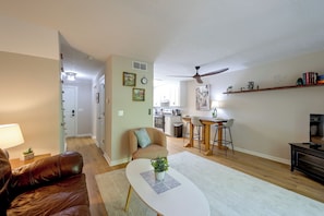 Una sala moderna con sofá, una mesa de centro y un comedor con sillas y mesa.