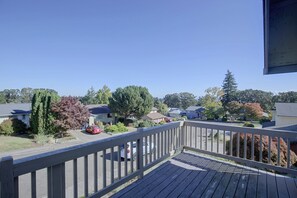 A residential area with houses, a stop sign, and a clear blue sky. - Private Hot Tub & Mtn Views! Salem Escape (Salem)
