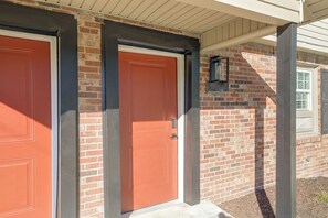 A brick building with two red doors and a small window. - Duplex 6 Miles to Downtown Augusta (North Augusta)