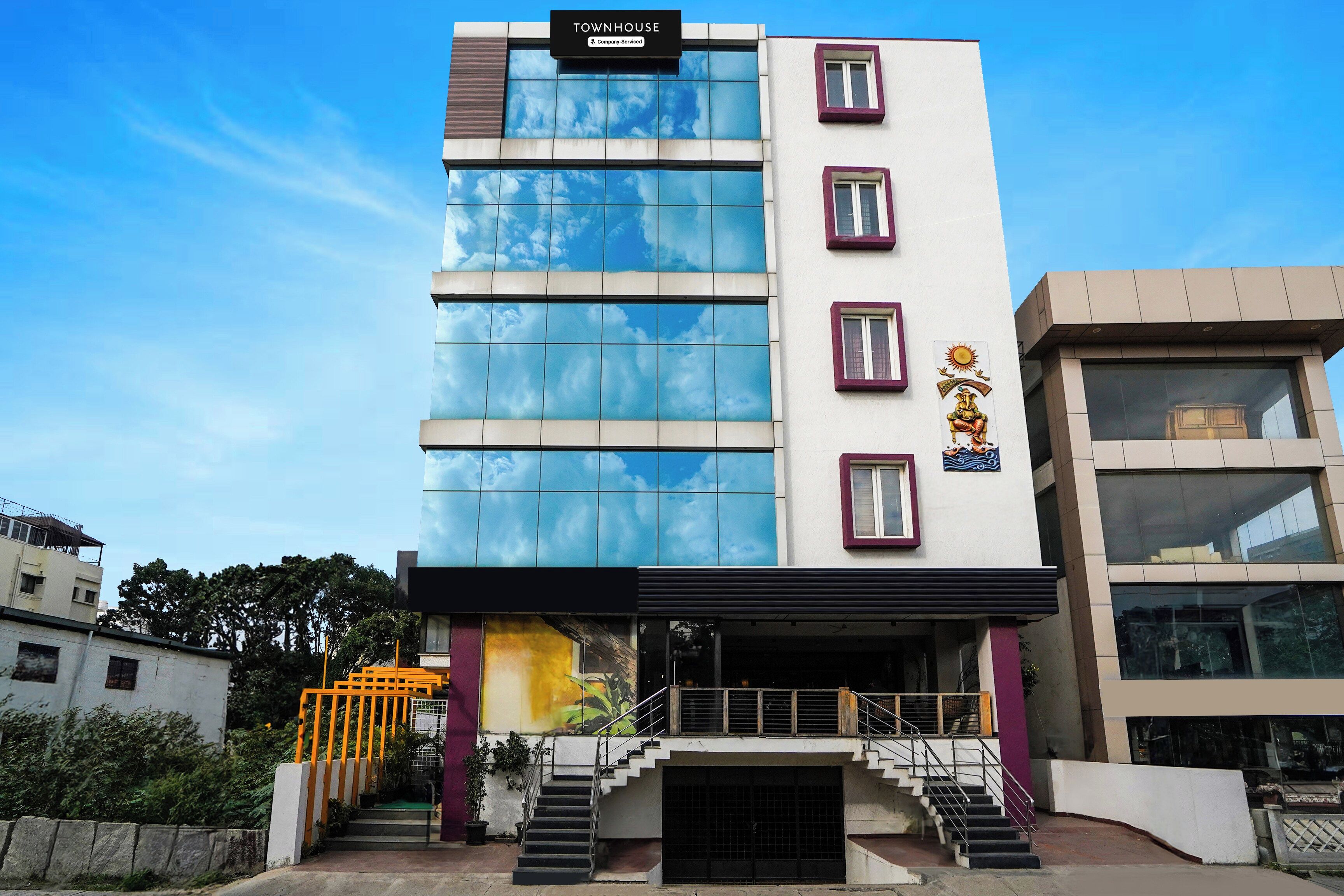 Un edificio de varios pisos con un letrero que indica que es una casa townhouse con servicios de empresa.