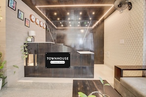 Un área de recepción con mostrador identificado como 'TOWNHOUSE Company-Serviced'.