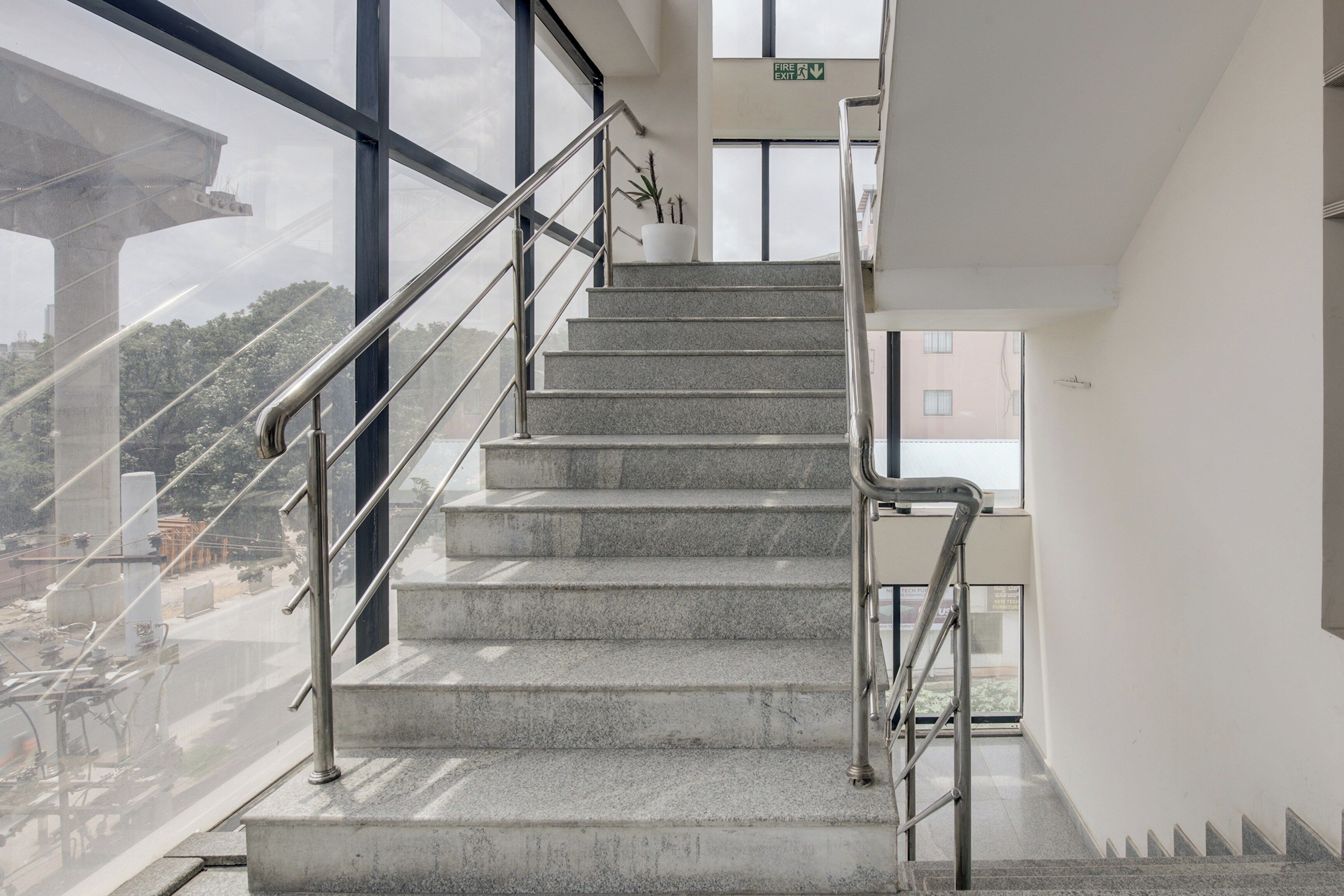 Una escalera con barandillas de metal que sube a un nivel superior.