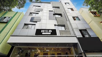 Een modern hotelgebouw met een opvallend 'HOTEL'-bord, grote ramen en een duidelijke ingang.