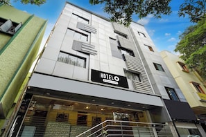 Un edificio moderno con un cartel que dice 'HOTELO Company Serviced'.