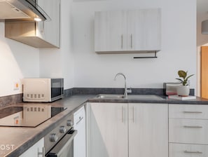 Private kitchen - Stylish 2 Bed, 2 Bath Serviced Apartment with Worcester City Views (Worcester)