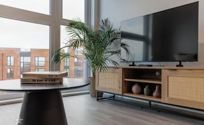 Interior - Stylish 2 Bed, 2 Bath Serviced Apartment with Worcester City Views (Worcester)