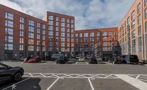 Property grounds - Stylish 2 Bed, 2 Bath Serviced Apartment with Worcester City Views (Worcester)