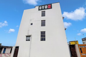 Un edificio blanco con un letrero que dice 'OYO HOTEL' en la parte superior.