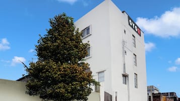 Ein Gebäude mit einem Schild, auf dem '6YO' und 'HOTEL' stehen, das ein Hotel kennzeichnet.