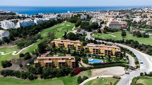 A residential area with multiple apartment buildings, a golf course, and a swimming pool. - Apartment 'Casa Kapano' with Mountain View, Wi-Fi and Air Conditioning (La Cala de Mijas)