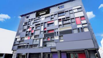 Un edificio de varios pisos con un letrero que indica que es propiedad de una empresa con servicios.