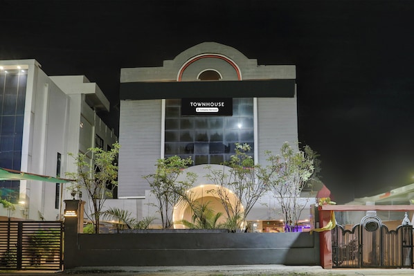 A modern townhouse with a sign indicating it is a company-serviced property. - Townhouse Kalmana (Nagpur)