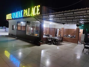 Tempat makan luar