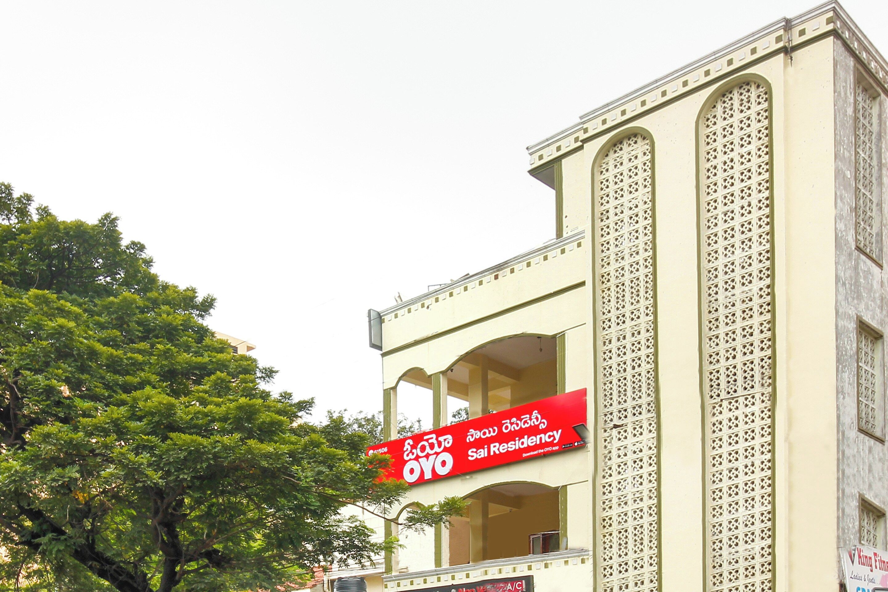 Un bâtiment sur lequel est apposée une grande enseigne rouge faisant la publicité d’un hôtel.
