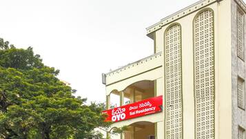 Un bâtiment sur lequel est apposée une grande enseigne rouge faisant la publicité d’un hôtel.