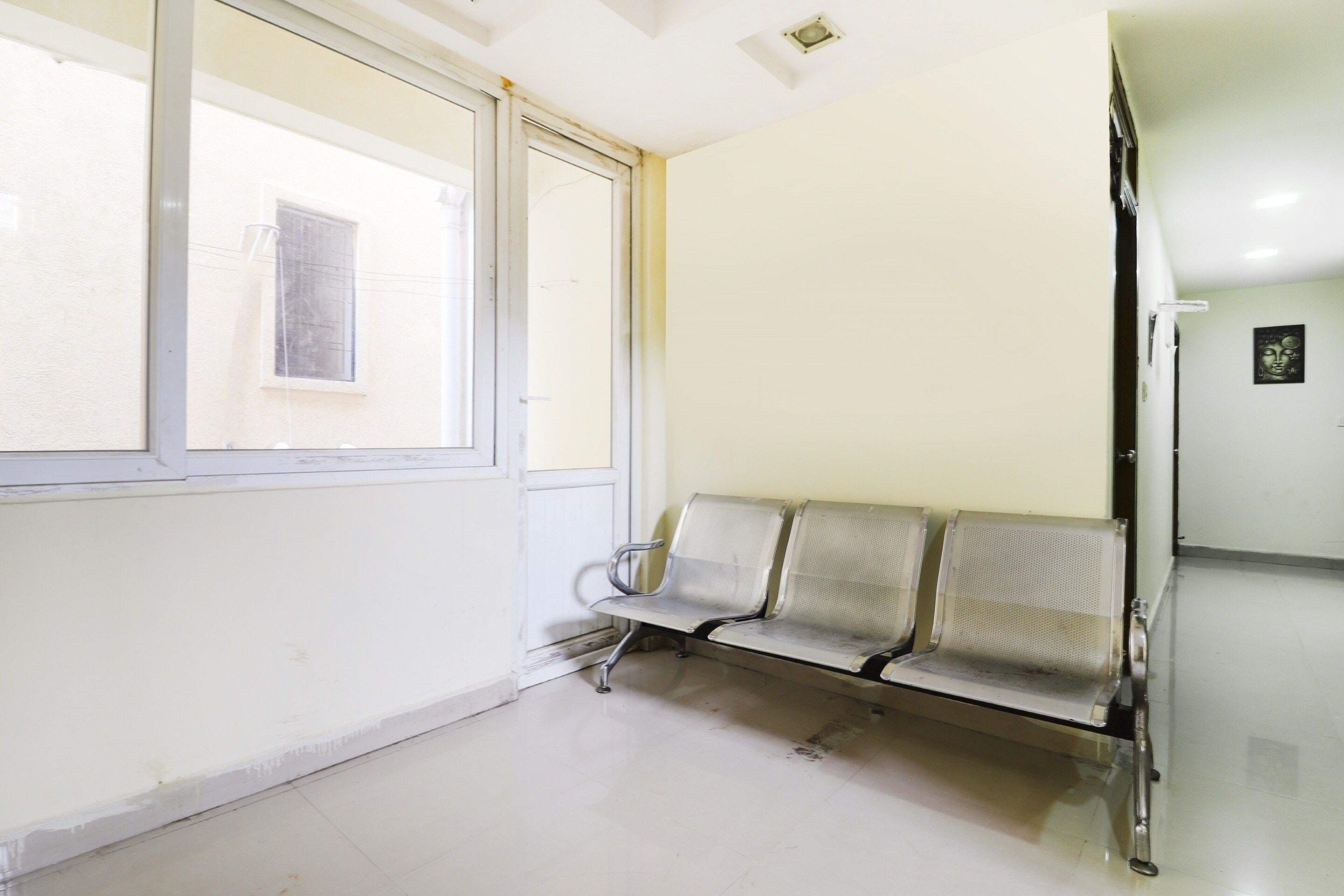 Un área de espera con un banco y una ventana.