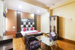 A hotel room with a bed, a desk, a chair, and a wardrobe. - Hotel O by OYO Aadaab (Hyderabad)
