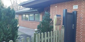 A brick building with a black door and a mailbox. - Vacation home for 6 guests, 72 m², in Sankt Peter-Ording (318292) (Sankt Peter-Ording)