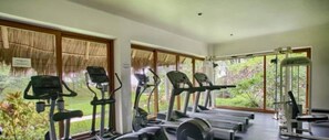Una palestra con tapis roulant, ellittiche e macchinari per pesi.
