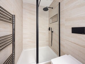 Bathroom - Lovely Flat near Royal Yacht Britannia (Edinburgh)