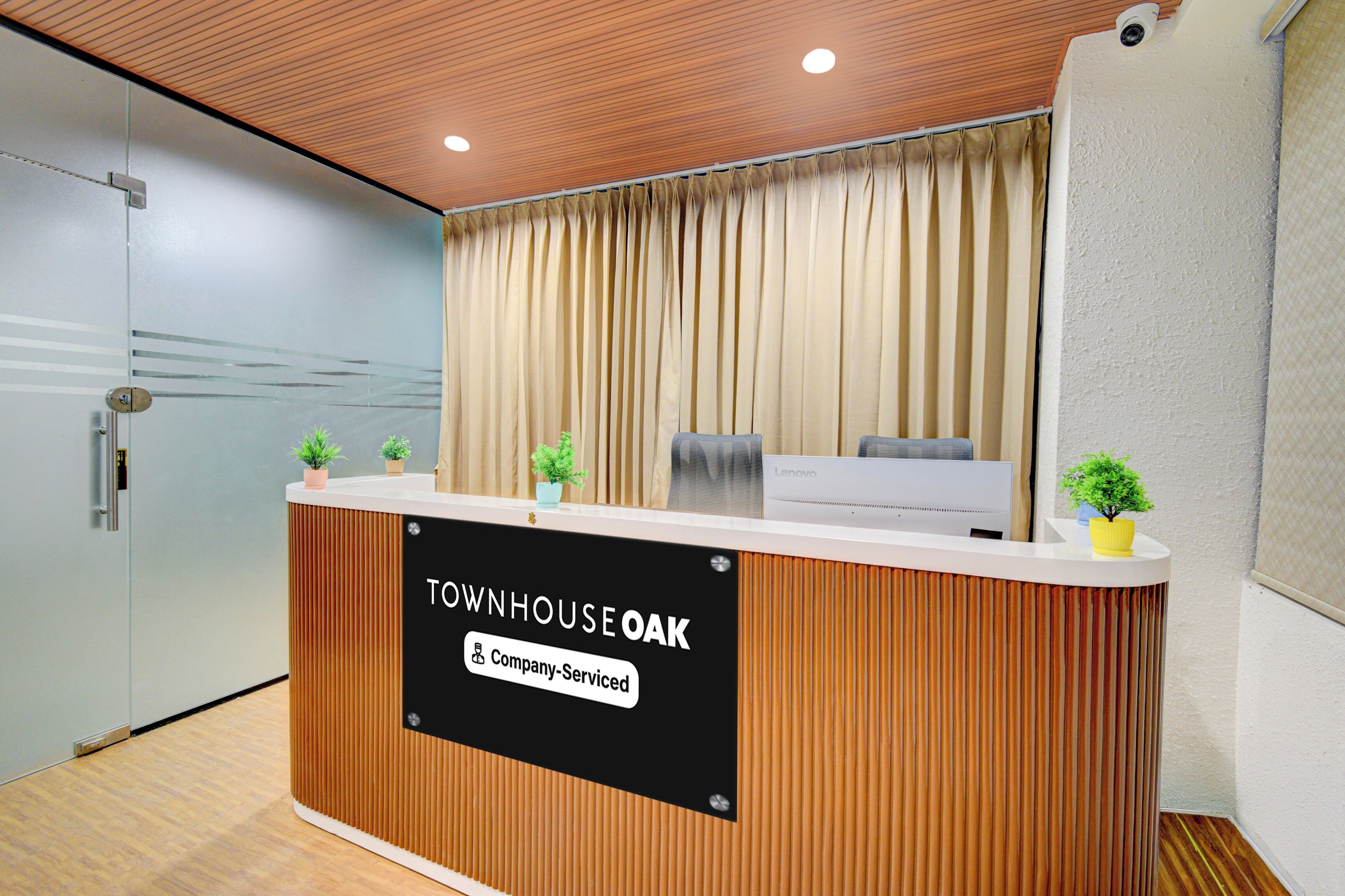 Un mostrador de recepción con un cartel que indica servicios de la empresa, un diseño de panel de madera y un telón de fondo.