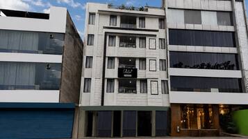 Un immeuble à plusieurs étages dont le rez-de-chaussée est occupé par un commerce.