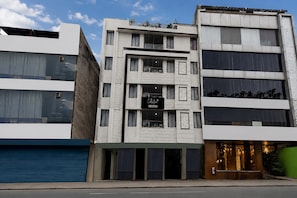 Un edifici d'àmbit superior amb una botiga a la planta baixa.