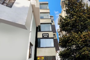Un edificio de varios pisos con un letrero que indica que es un hotel.