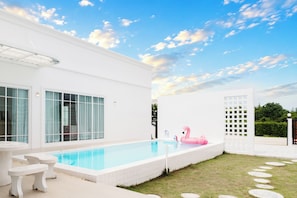 A swimming pool with a white house, a pink flamingo float, and a white fence. - Ellieriviera Pool Villa ชะอำ-หัวหิน
Private Retreat 
บ้านพักส่วนตัว (Tambon Huai Sai Nuea)