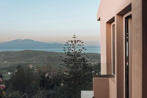 Un balcón con vistas despejadas a un paisaje montañoso y una masa de agua.