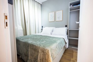 A bedroom with a bed, a wardrobe, and two framed artworks on the wall. - New Listing (Rio de Janeiro)