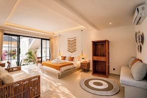 Een moderne slaapkamer met een bed, nachtkastje en een groot raam.