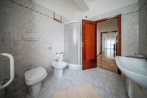 A bathroom with a toilet, bidet, and shower. - Casa Valeria (Ancona)