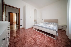 A bedroom with a bed, wardrobe, and a bathroom. - Casa Valeria (Ancona)