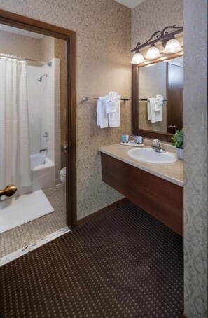 Bathroom - Grand Gateway Hotel (Rapid City)